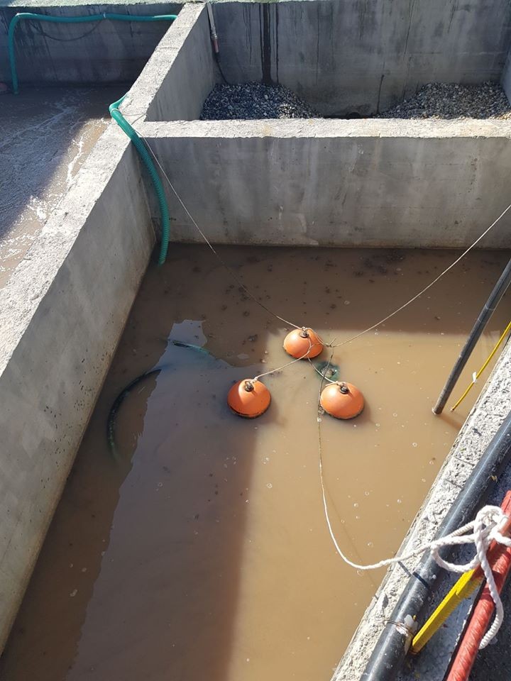 Tsurumi  4-FSP uszadékleszívó szivattyúzás közben technológiai medencében