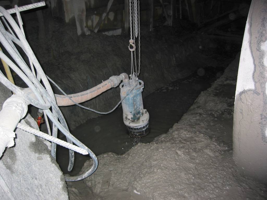 Tsurumi KRS2-80 (KRD35.5) alagútépítési területen függesztve telepítve