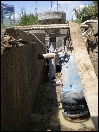 Tsurumi KRS2-80 (KRD35.5) víztelenítés közben egy építési területen