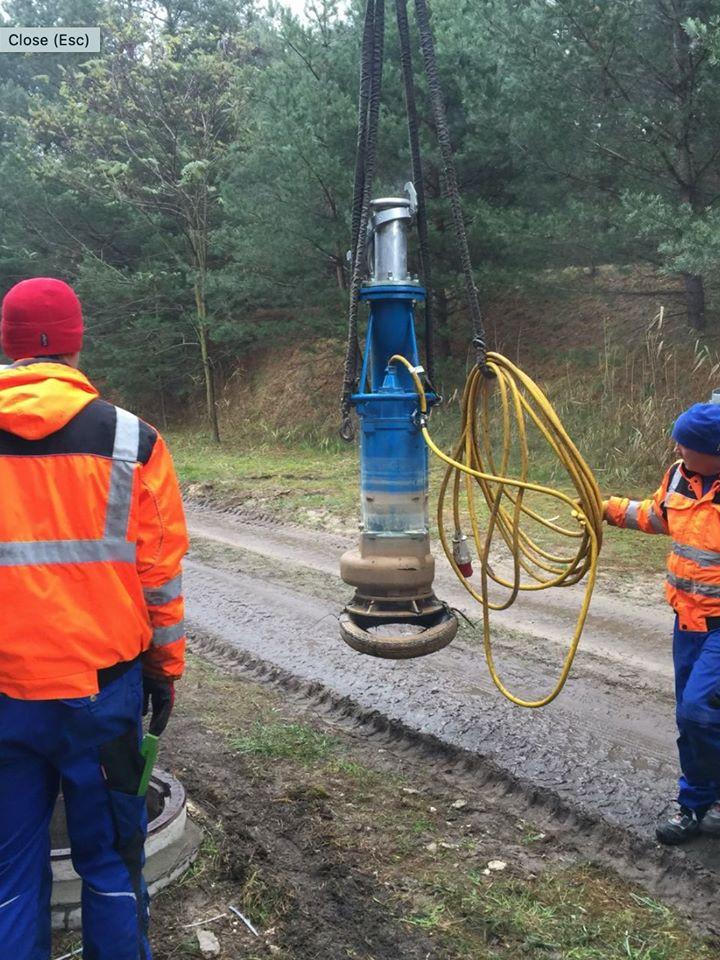 telepítésre előkészített Tsurumi KRSU822  szivattyú beemelése a szennyvízaknába