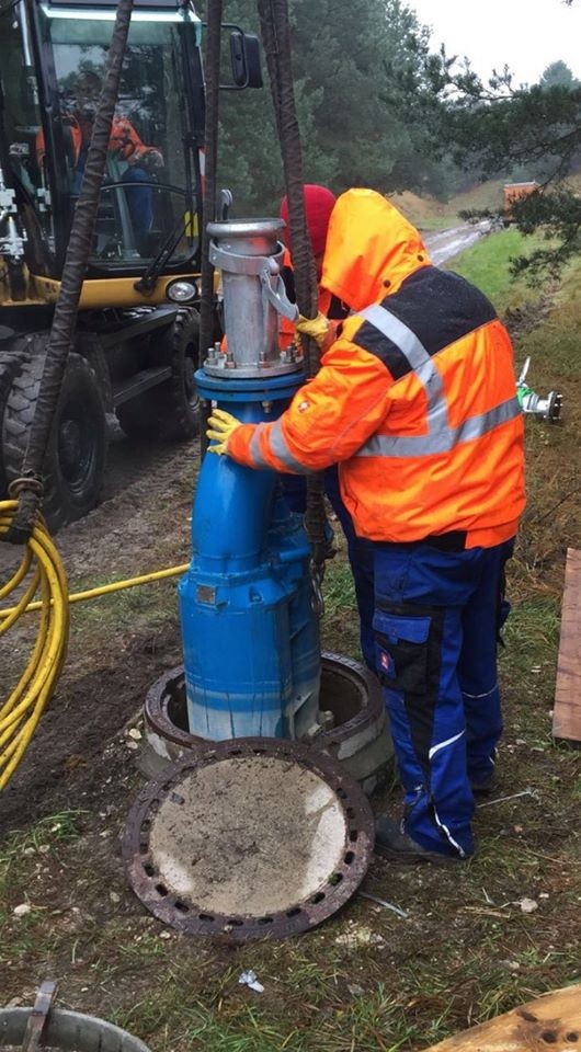 telepítésre előkészített Tsurumi KRSU822  szivattyú leengedése a szennyvízaknába