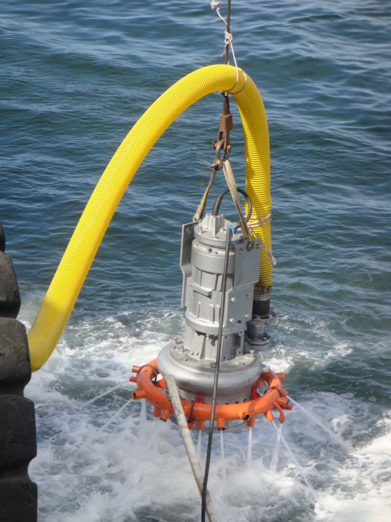 A jet-ringgel szerelt Dragflow HY50/180 kotrószivattyú beemelése a tengerbe