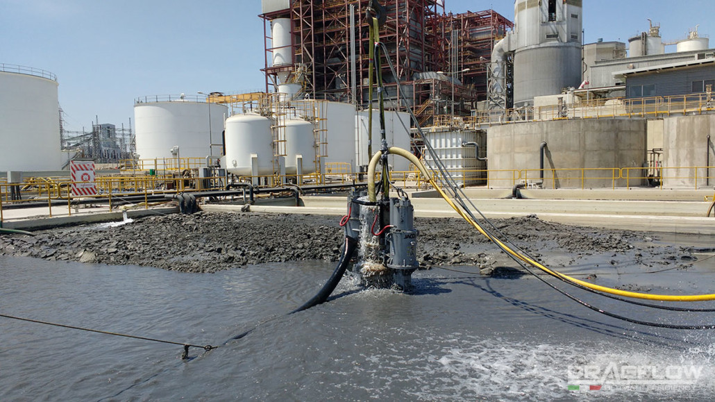 Bontófejjel és jet-ringgel szerelt Dragflow HY50/180 kotrószivattyú pozícionálása beemeléskor