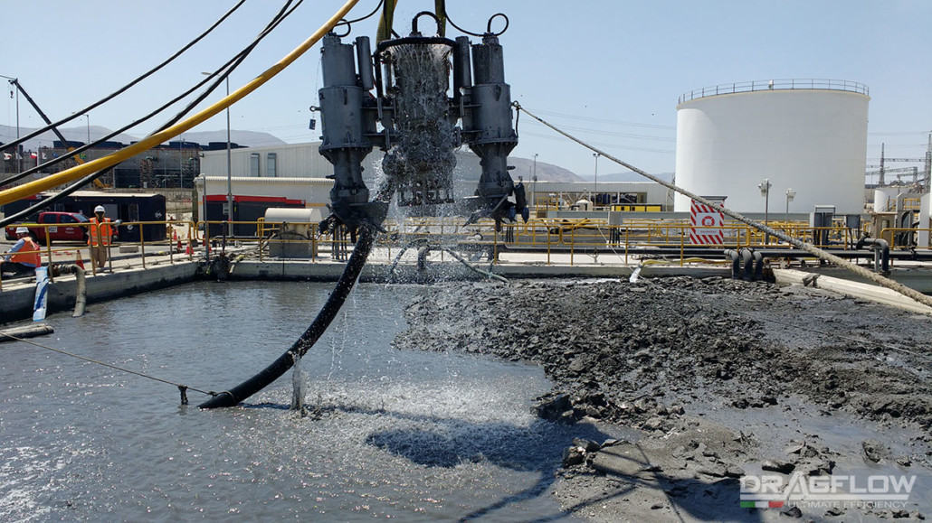 Bontófejjel és jet-ringgel szerelt Dragflow HY50/180 kotrószivattyú beemelése a technológiai medencébe