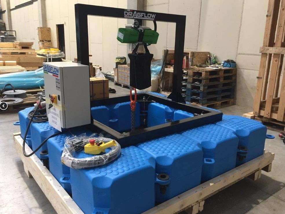 Dragflow DRF30 kotrószivattyú pontonnal szállításra előkészítve