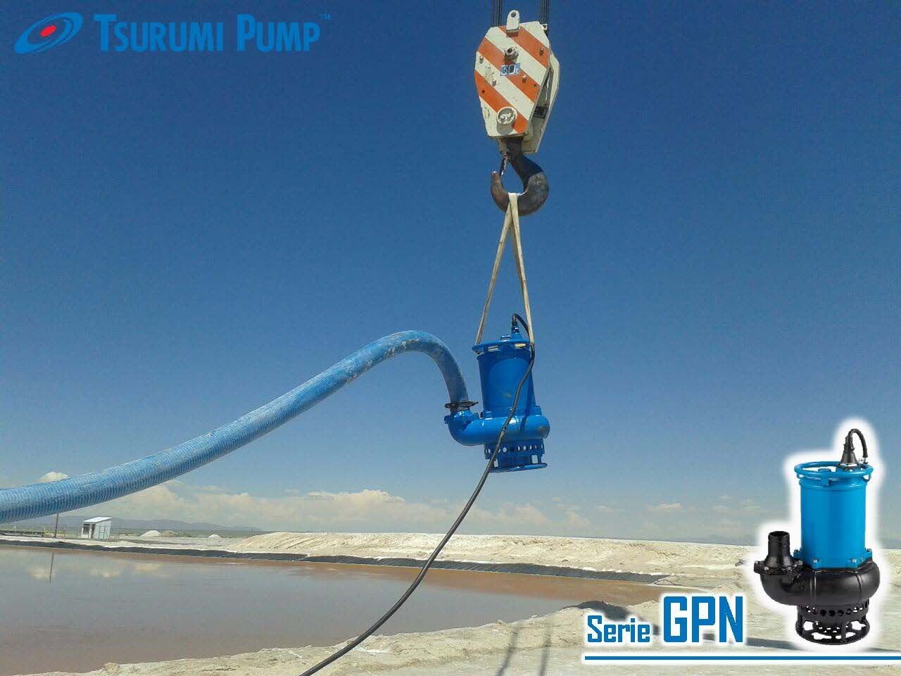 A telepítéshez előkészítettTsurumi GPN35.5 beemelése a medencébe