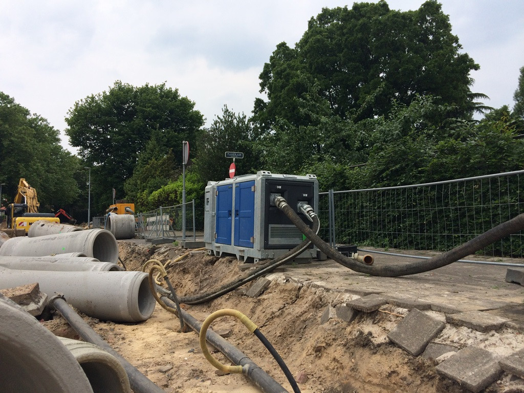 BBA PT150 D180 dugattyús vákuumszivattyú közmű telepítésnél víztelenítő munka közben