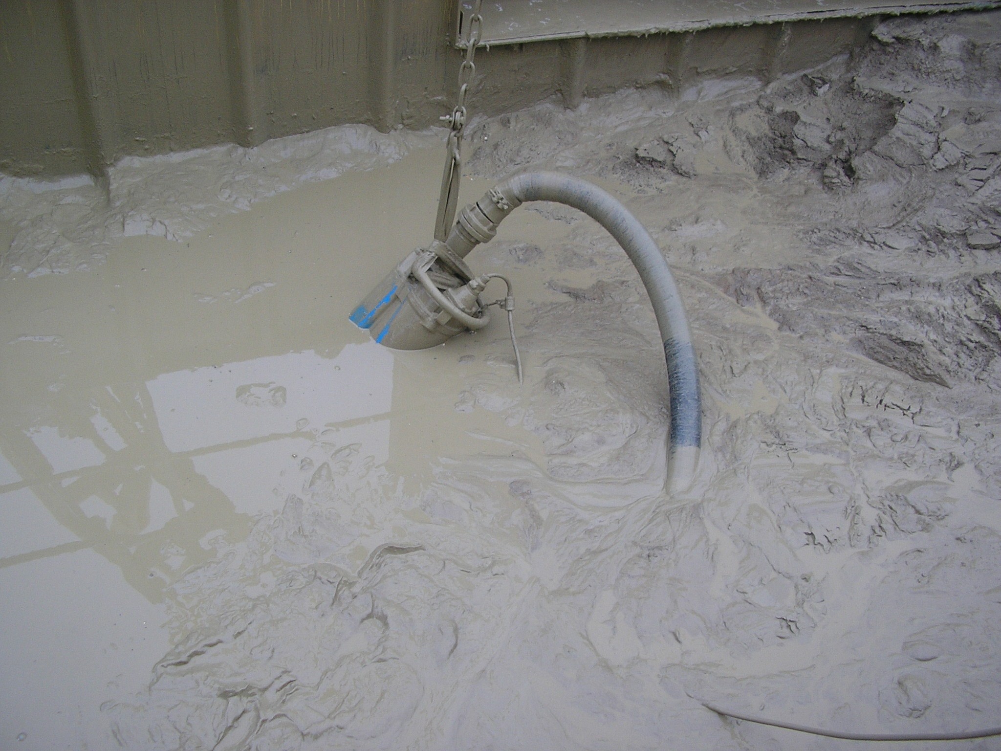 Tsurumi KRS2-80 (KRD35.5) függesztve telepítve iszapszivattyúzás közben