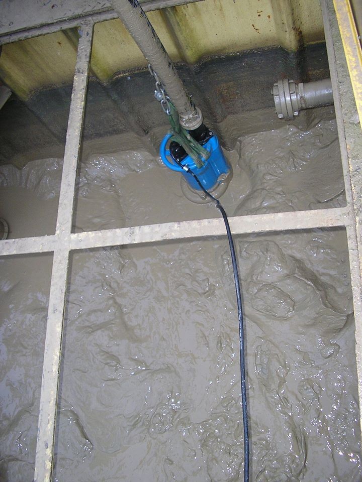 Tsurumi KRS2-80 (KRD35.5) technológiai medencében függesztve üzemel