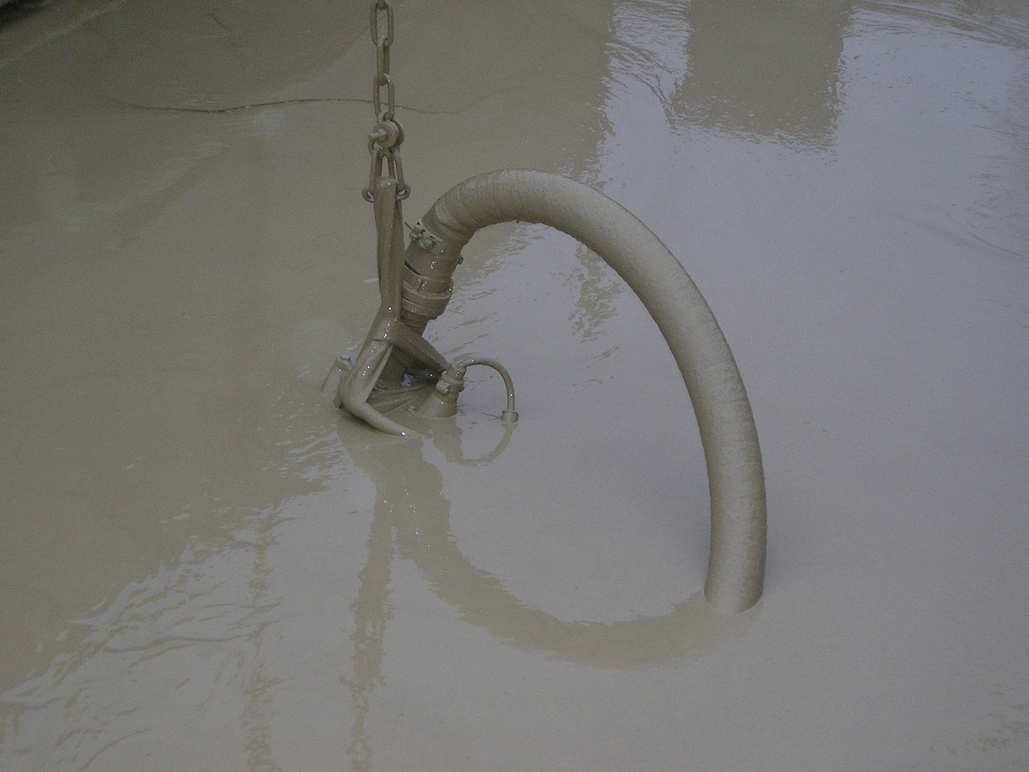 Tsurumi KRS2-80 (KRD35.5) iszapos zagy szivattyúzása közben fügesztett helyzetben