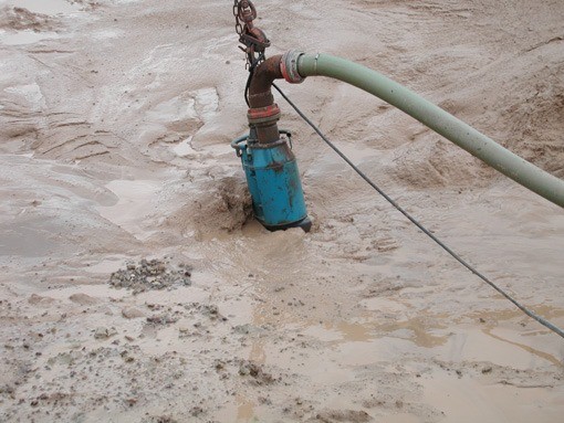 Tsurumi KRS2-80 (KRD35.5) iszapos zagy szivattyúzása közben