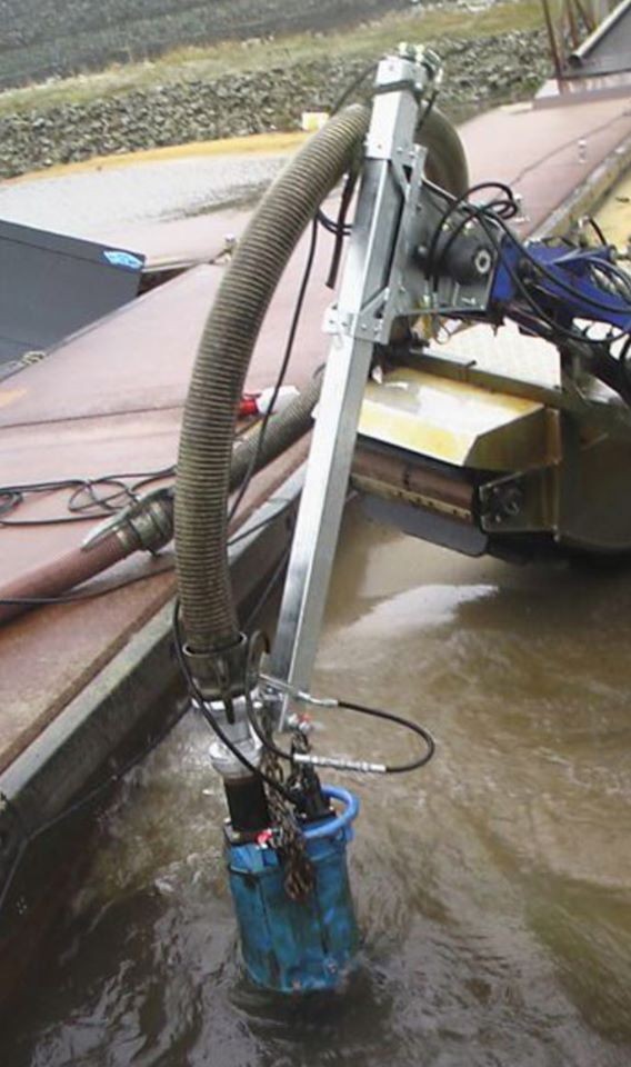 Tsurumi KRS2-80 (KRD35.5) úszóműre telepítve kotró jellegű szivattyúzási funkcióban