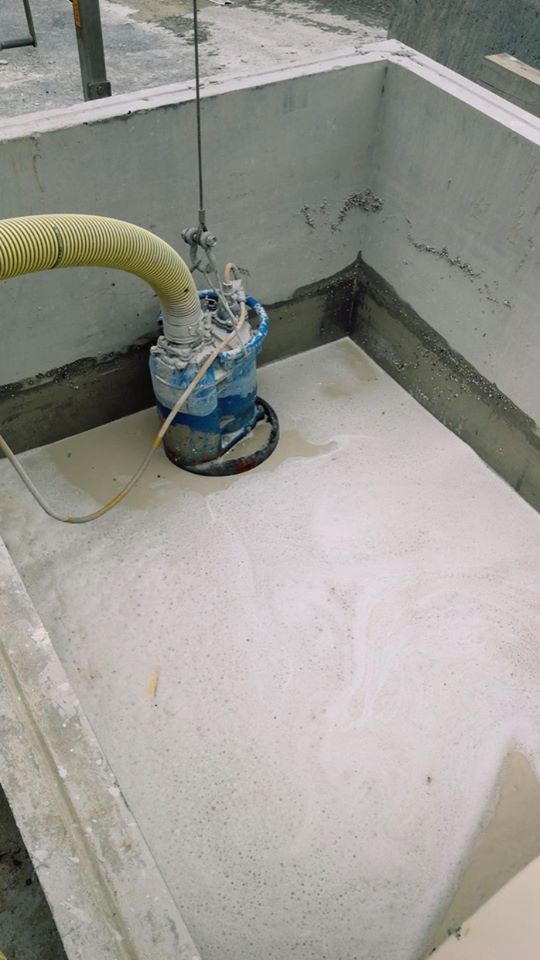 Tsurumi KRS2-80 (KRD35.5) technológiai iszapmedencében függesztve telepítve