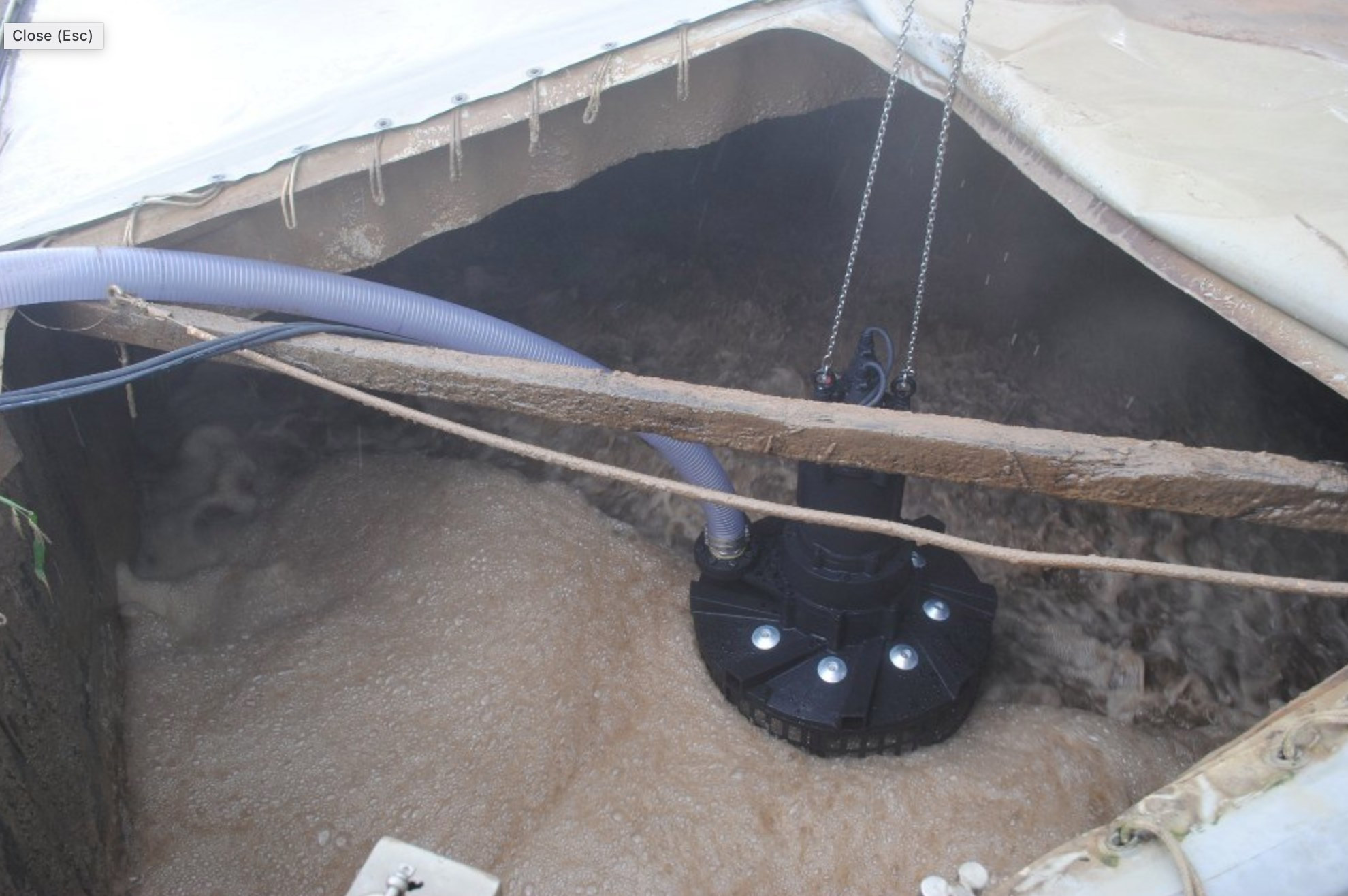 Tsurumi 150TRN440 függesztett telepítésű üzemelés közben